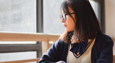 大胸女大学生系列内容封面，青春校园场景，自然光线，清新风格拍摄